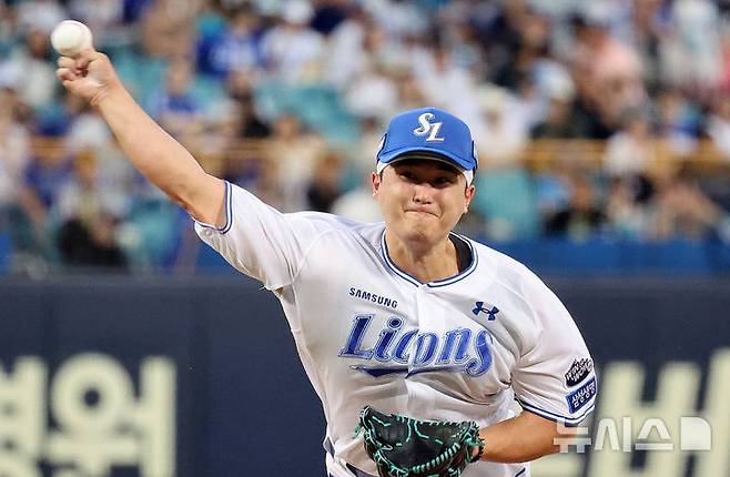 [대구=뉴시스] 이무열 기자 = 5일 대구 수성구 삼성라이온즈파크에서 열린 2025 신한 SOL 뱅크 KBO 리그 키움 히어로즈와 삼성 라이온즈의 경기, 1회초 삼성 선발투수 최원태가 역투하고 있다. 2025.09.05. lmy@newsis.com