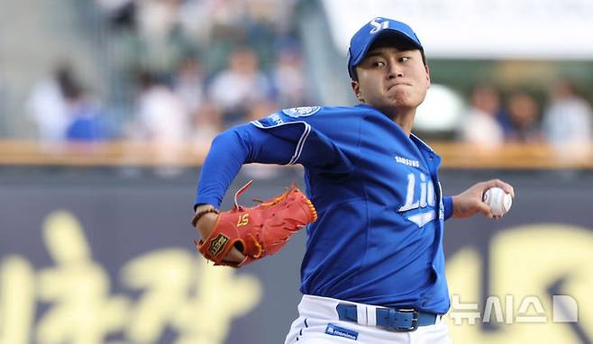 [서울=뉴시스] 추상철 기자 = 30일 오후 서울 송파구 잠실야구장에서 열린 2025 KBO리그 삼성라이온즈와 LG트윈스의 경기, 삼성 선발투수 이승현이 역투하고 있다. 2025.05.30. scchoo@newsis.com
