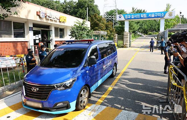 [의왕=뉴시스] 황준선 기자 = 김건희 여사 의혹을 수사하는 민중기 특별검사팀이 윤석열 전 대통령에 대한 채포영장을 집행에 실패한 1일 오전 경기 의왕시 서울구치소에서 차량이 이동하고 있다. 2025.08.01. hwang@newsis.com