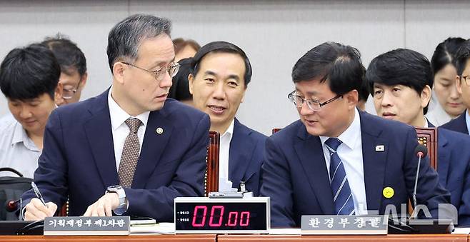 [서울=뉴시스] 김금보 기자 = 이형일(오른쪽) 기획재정부 차관과 김성환 환경부 장관이 8일 오전 서울 여의도 국회에서 열린 기후위기 특별위원회 전체회의에서 대화를 하고 있다. 2025.09.08. kgb@newsis.com