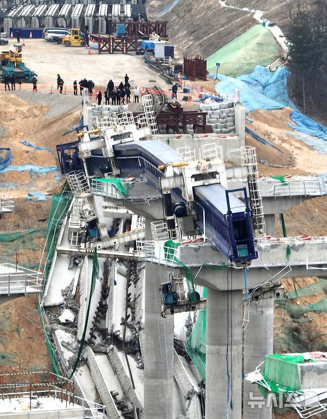 [안성=뉴시스] 김종택 기자 = 10명의 사상자가 발생한 경기도 안성시 서운면 산평리 '안성 고속도로 교각 붕괴' 현장에서 28일 경찰과 국과수, 산업안전공단 등 관계자들이 합동감식을 하고 있다. (공동취재) 2025.02.28. photo@newsis.com