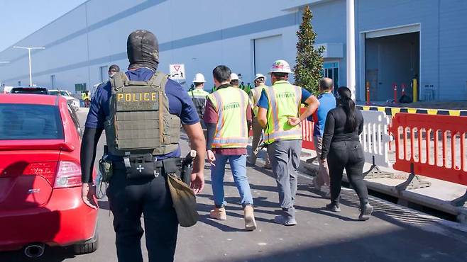 [서울=뉴시스] = 미국 이민 단속 당국이 홈페이지를 통해 지난 4일(현지시간) 조지아주 현대차그룹-LG에너지솔루션의 합작 배터리 공장 건설현장에서 벌인 불법체류·고용 단속 현장 영상을 홈페이지를 통해 공개했다. (사진= ICE 홈페이지 영상 캡쳐) 2025.09.06. photo@newsis.com *재판매 및 DB 금지