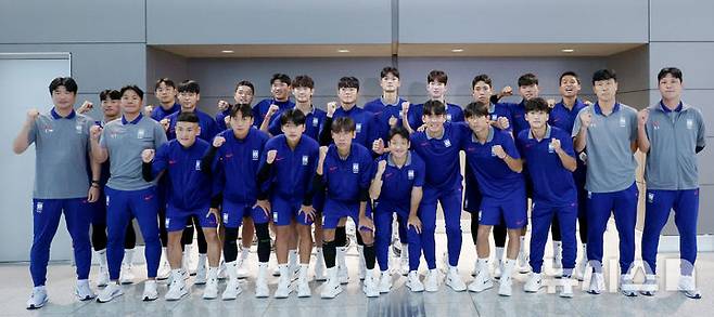 [인천공항=뉴시스] 김진아 기자 = 2025 국제축구연맹(FIFA) U-20 월드컵에 출전하는 한국대표팀 이창원 감독과 선수들이 8일 인천국제공항 제2터미널을 통해 칠레로 출국하기 앞서 기념촬영을 하고 있다. 2025.09.08. bluesoda@newsis.com