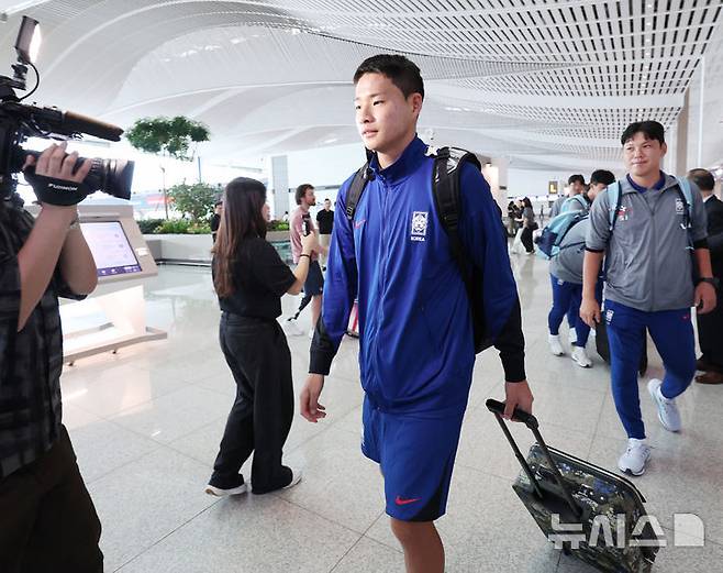 [인천공항=뉴시스] 김진아 기자 = 2025 국제축구연맹(FIFA) U-20 월드컵에 출전하는 한국대표팀 김현오가 8일 인천국제공항 제2터미널을 통해 칠레로 출국하기 앞서 취재진의 질문에 답하고 있다. 2025.09.08. bluesoda@newsis.com