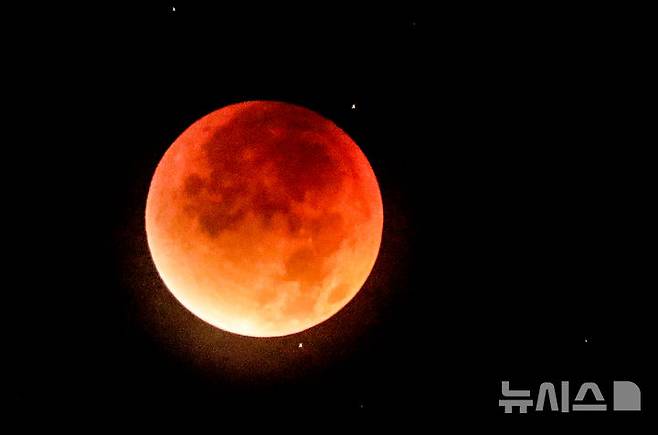 [제주=뉴시스] 우장호 기자 = 8일 오전 제주시 오라동에서 바라본 남서쪽 하늘 위로 달이 지구 그림자에 완전히 가려지는 개기월식 '우주쇼'가 진행되고 있다. 2025.09.08. woo1223@newsis.com