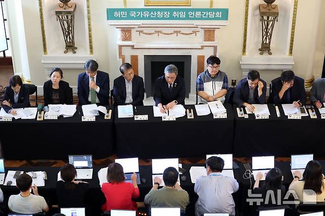 [서울=뉴시스] 박진희 기자 = 허민 국가유산청 청장이 8일 서울 중구 덕수궁 석조전에서 취임 언론간담회를 갖고 새 정부 국가유산 정책비전 발표를 하고 있다. 2025.09.08. pak7130@newsis.com