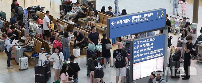 [인천공항=뉴시스] 오는 29일부터 중국인 단체 관광객에 대한 한시적 무비자 입국이 허용된다. 사진은 인천국제공항에서 대기하는 외국인 여행객들의 모습. 2025.08.07. mangusta@newsis.com