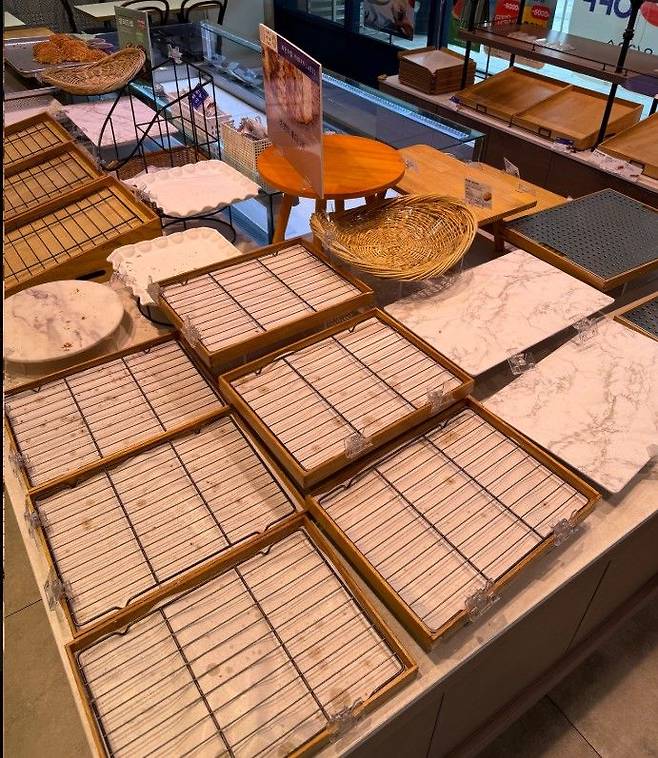 [서울=뉴시스] T멤버십 고객 감사제 기간 파리바게뜨 매장 매대가 텅 빈 모습.(사진=사회관계망서비스(SNS) X 캡처) *재판매 및 DB 금지