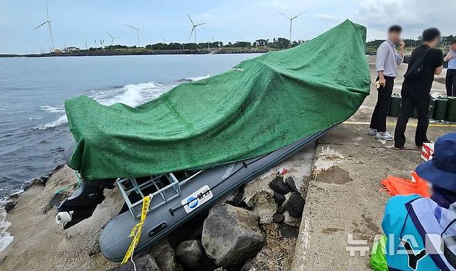 [제주=뉴시스] 오영재 기자 = 8일 제주시 한경면 용수리 소재 해안가에서 미확인 고무보트가 발견돼 해경과 경찰, 군 당국이 합동 조사를 벌이고 있다. 2025.09.08. oyj4343@newsis.com