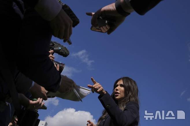 [AP/뉴시스] 미국의 크리스티 놈 국토안보부 장관이 8일 정보공유 5개국 '파이브 아이즈' 내무장관회의 차 런던에 와서 기자들에게 말하고 있다