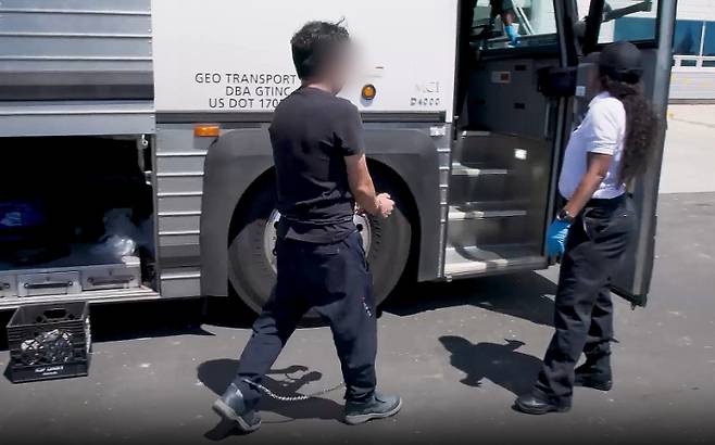 미국 이민 단속 당국이 홈페이지를 통해 지난 4일(현지시간) 조지아주 현대차그룹-LG에너지솔루션의 합작 배터리 공장 건설 현장에서 벌인 불법체류·고용 단속 현장 영상을 홈페이지에 공개했다. 미국 이민세관단속국 홈페이지 캡처