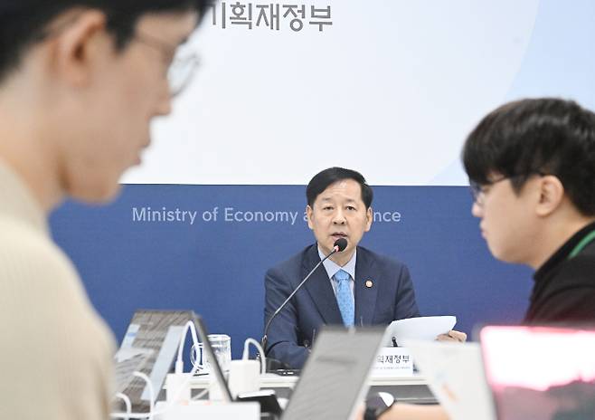 구윤철 경제부총리 겸 기획재정부 장관이 9월 8일 정부세종청사에서 열린 출입기자단간담회에서 모두발언을 하고 있다. 기획재정부 제공