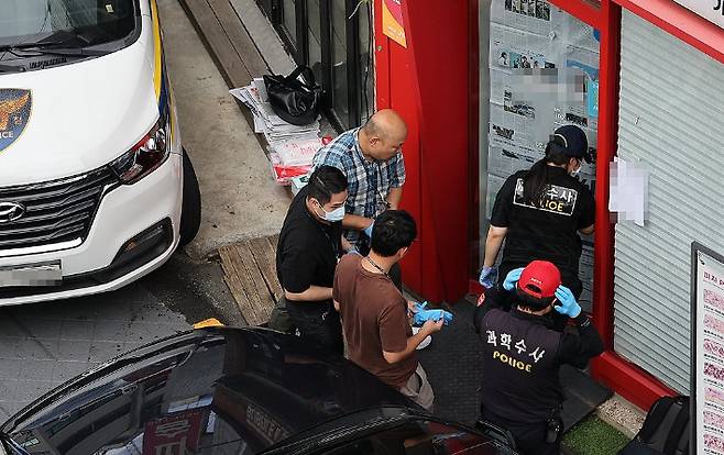 지난 3일 서울 관악구 한 식당에서 칼부림 사건이 발생, 경찰이 조사하는 모습. 연합뉴스