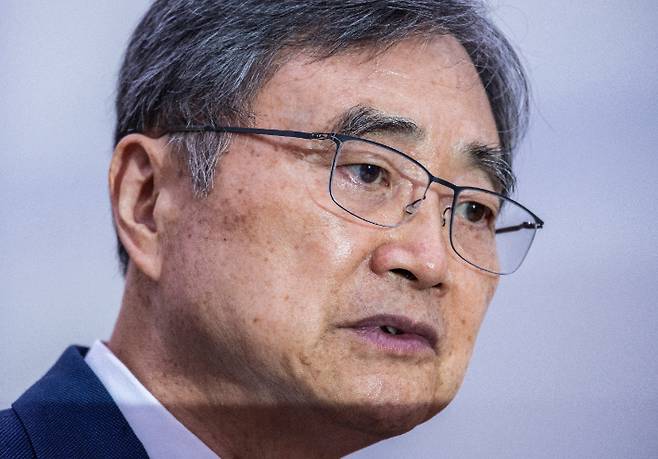 조현 외교부 장관이 8일 국회에서 열린 외교통일위원회 긴급 현안 질의에 출석해 미 조지아 한국업체에 대한 미국 이민 단속 당국의 불법체류·고용 단속과 관련한 의원 질문에 답하고 있다. 연합뉴스