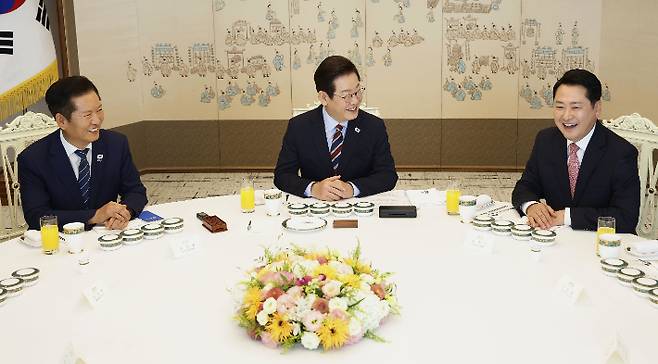 이재명 대통령이 8일 용산 대통령실에서 여야 지도부와 오찬 회동을 하고 있다. 연합뉴스