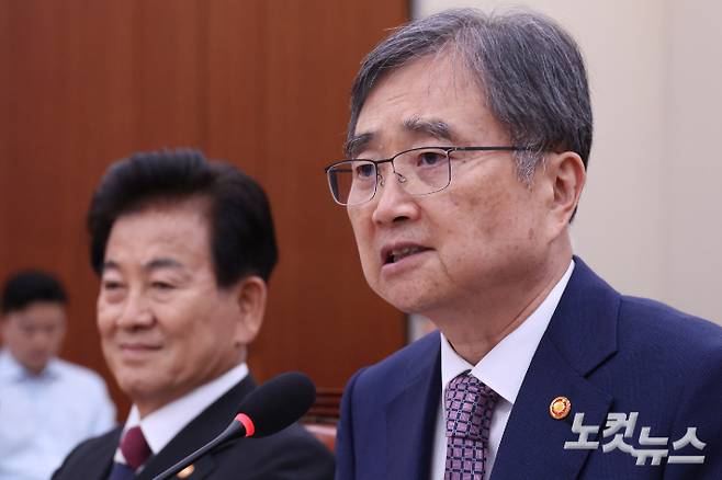 조현 외교부 장관이 8일 서울 여의도 국회 외교통일위원회 전체회의 미국 조지아주 현대차그룹·LG에너지솔루션 합작 배터리 공장 건설 현장에서 한국인 근로자 300여명이 미 이민 당국에 체포·구금된 사태와 관련해열린 긴급현안질의에서 의원 질의에 답변을 하고 있다. 윤창원 기자