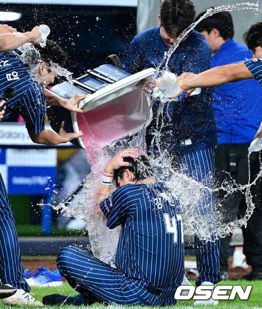 [OSEN=대구, 최규한 기자] 프로야구 삼성 라이온즈가 한화 이글스를 꺾고 전날 패배를 설욕했다.삼성은 7일 대구삼성라이온즈파크에서 열린 한화와의 홈경기에서 4-3으로 승리했다. 이로써 삼성은 지난 6일 한화에 4-7로 덜미를 잡힌 아쉬움을 씻어냈다. 삼성 강민호는 프로야구 역대 포수 최초로 개인 통산 350홈런 시대를 열었고 김재윤은 개인 통산 190세이브를 달성했다.&nbsp;&nbsp;경기를 마치고 개인 통산 350홈런을 뽑아낸 삼성 강민호가 동료들의 물세례를 받고 있다. 2025.09.06 / dreamer@osen.co.kr