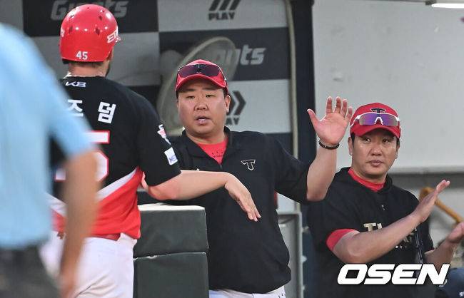 [OSEN=부산, 이석우 기자] 7일 부산 사직야구장에서 2025 신한 SOL 뱅크 KBO 리그 롯데 자이언츠와 KIA 타이거즈의 경기가 열렸다. 홈팀 롯데는 이민석이, 방문팀 KIA는 양현종이 선발 출전했다.KIA 타이거즈 이범호 감독이 4회초 좌월 솔로 홈런을 친 위즈덤과 하이파이브를 하고 있다. 2025.08.07 / foto0307@osen.co.kr