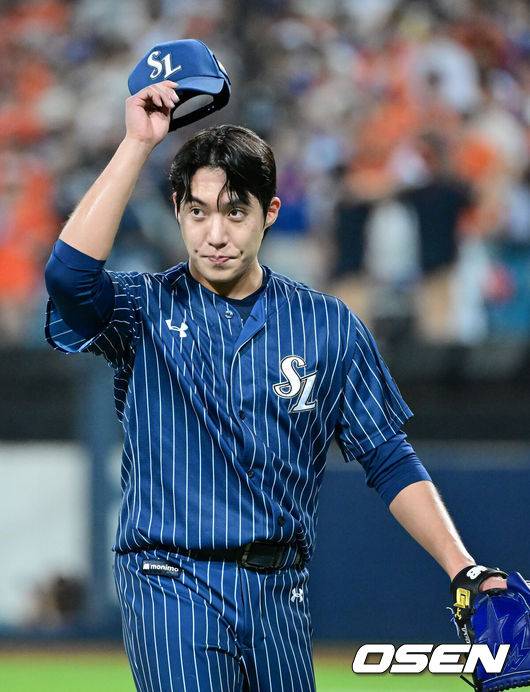 [OSEN=대구, 최규한 기자] 7일 대구삼성라이온즈파크에서 ‘2025 신한 SOL Bank KBO리그’ 삼성 라이온즈와 한화 이글스의 경기가 열렸다.홈팀 삼성은 원태인, 방문팀 한화는 황준서를 선발로 내세웠다.7회초 1사 1, 2루 상황 삼성 선발 원태인이 마운드를 내려오며 팬들의 환호에 모자를 벗어 인사하고 있다. 2025.09.06 / dreamer@osen.co.kr