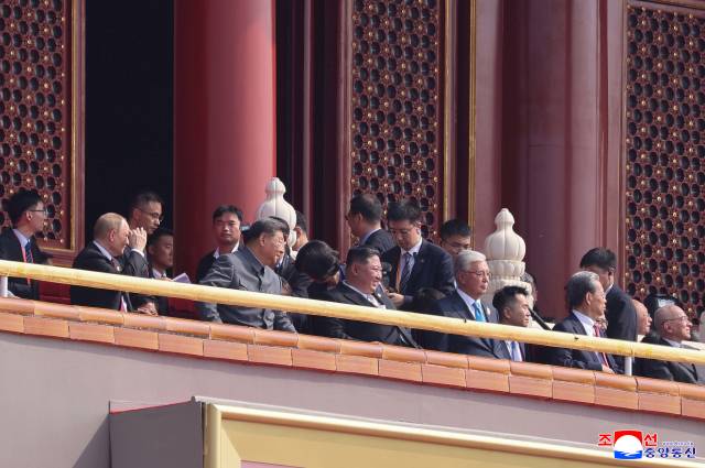 ▲김정은 북한 국무위원장이 지난 3일 베이징에서 진행된 중국 전승절 80주년 기념행사에 참석했다고 조선중앙통신이 4일 보도했다. (사진 우로부터) 블라디미르 푸틴 러시아 대통령, 시진핑 중국 국가주석, 김정은 위원장이 나란히 앉았다. ⓒ연합뉴스