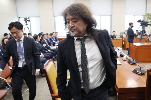 ▲13일 국회 과학기술정보방송통신위원회 전체회의에서 방송인 김어준씨가 계엄 당시 암살조 가동 등 제보 내용을 밝힌 뒤 회의장을 나가고 있다. ⓒ연합뉴스