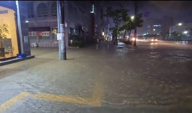 ▲익산시 영등동의 한 사거리에서 지난 7일 새벽 1시경에 극한호우가 내려 물바다가 된 모습 ⓒ독자 제보