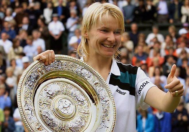 1998년 영국 윔블던 테니스 대회 여자 단식에서 생애 처음이자 마지막&nbsp;메이저 대회 우승을 차지한 ‘30세 노장’ 야나 노보트나(체코)가 우승컵을 든 채 기뻐하고 있다.&nbsp;노보트나는 암 투병 끝에 2017년 49세의 젊은 나이로 별세했다. SNS 캡처