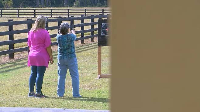 미 공화당 소속 정치인 토리 브래넘(왼쪽)이 한 여성에서 총기 사용법을 교육하고 있다. WALB News 10 방송 화면 캡처