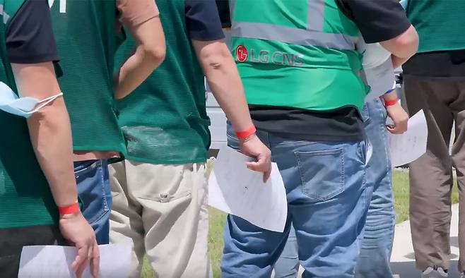 미국 이민 단속 당국이 홈페이지를 통해 지난 4일(현지시간) 조지아주 현대차그룹-LG에너지솔루션의 합작 배터리 공장 건설현장에서 벌인 불법체류·고용 단속 현장 영상을 홈페이지를 통해 공개했다. 사진= ICE 홈페이지 캡처