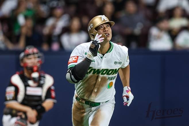 키움 히어로즈 송성문이 지난달 15일 서울 고척 스카이돔에서 열린 2025 KBO리그 정규시즌 kt 위즈와의 홈 경기에서 홈런을 치고 있다. 그는 이날 데뷔 첫 20홈런-20도루를 달성했다. 키움 히어로즈 제공