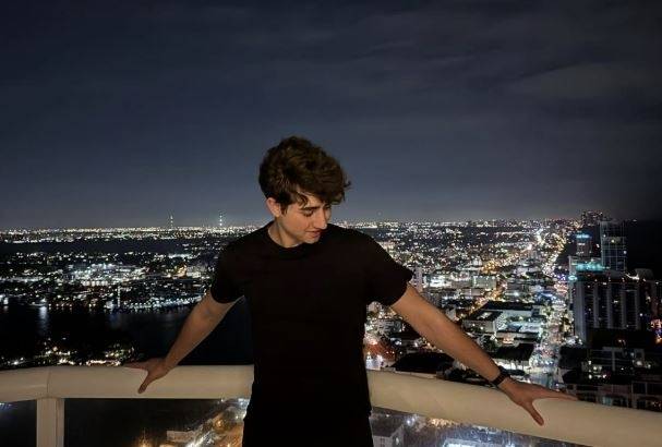 인공지능(AI) 앱으로 월 140만 달러를 벌어들이는 18세 최고경영자(CEO) 잭 야데가리. 소셜미디어(SNS) 캡처