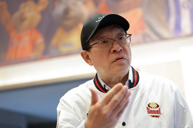 허태수 GS그룹 회장이 8일 서울 강남구 웨스틴 서울 파르나스에서 열린 ‘제4회 GS그룹 해커톤’에서 취재진 질문에 답하고 있다. GS그룹 제공