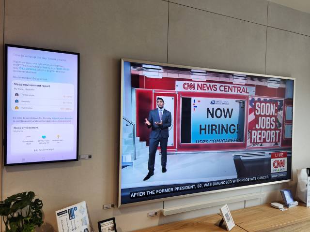 삼성전자가 9일(현지시간)까지 독일 베를린에서 진행되는 IFA 2025 전시관에 설치한 스마트 모듈러 홈의 실내 모습. 침실에서 사용자가 눕거나 일어나는 것을 웨어러블 기기가 인식하면 사용자가 자주 보는 뉴스 채널을 틀어준다. 노우리 기자