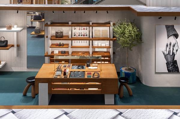 사진설명. 보테가 베네타 인트레치아토 50주년 팝업 공간 중앙에 자리한 ‘라 타볼라(La Tavola)’ 테이블 이미지