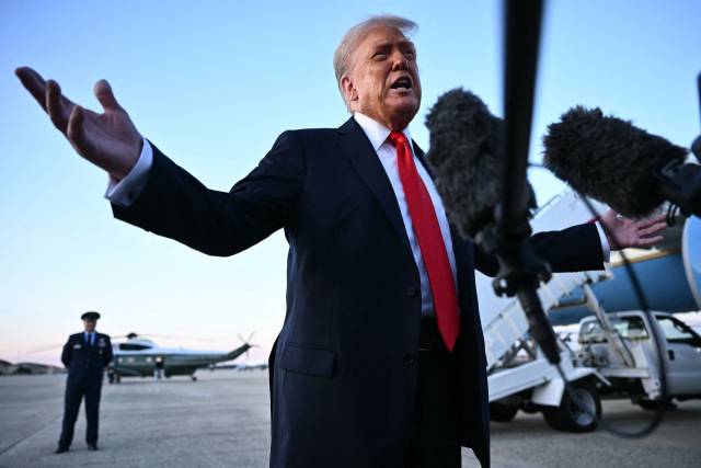 도널드 트럼프 미국 대통령이 7일(현지 시간) 뉴욕에서 열린 US오픈 참관 후 워싱턴 인근 앤드류스 공군기지에 도착해 기자들의 질문에 답하고 있다. AFP연합뉴스