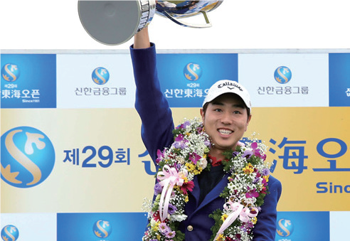 29회 대회에서 우승한 배상문이 트로피를 번쩍 들고 있다.