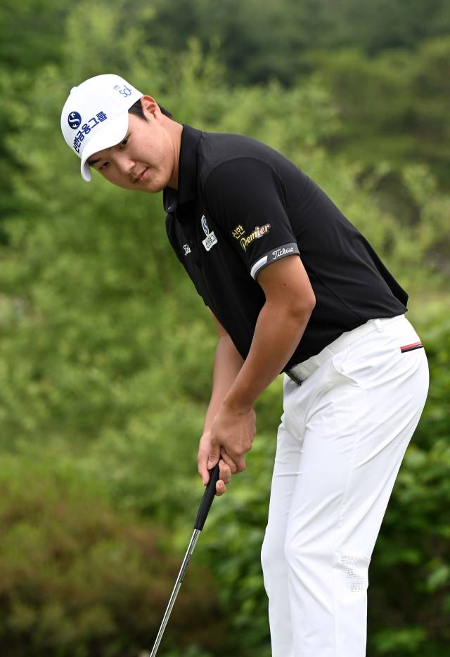남양주의 한 연습장에서 퍼트를 가다듬는 국가대표 김민수. 최근 허정구배 한국아마추어선수권 2연패에 성공하면서 신한동해오픈 활약을 예고했다. 조태형 기자