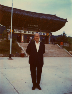 불국사 앞에 선 장경호 동국제강그룹 창업회장. 사진 제공=동국제강