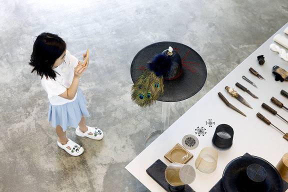 &nbsp;갓 전시회를 관람하는 어린 관람객.