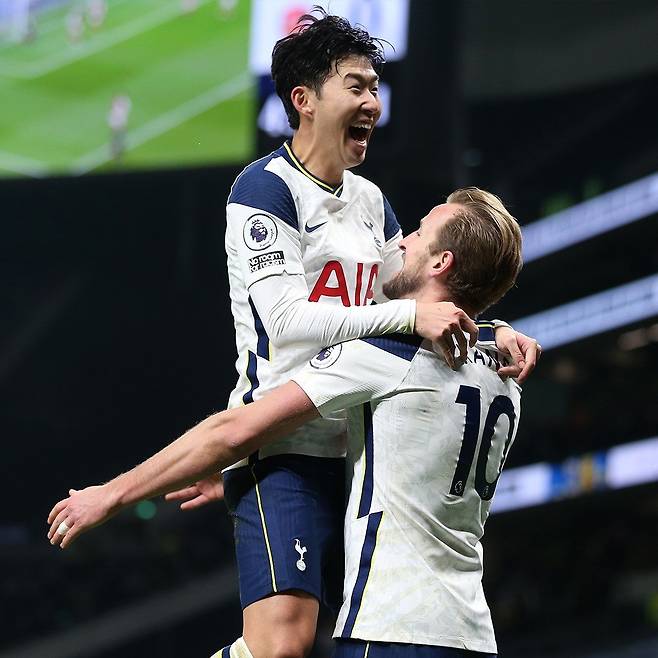 최근 사임한 다니엘 레비 전 토트넘 회장의 최대 업적 중 하나로 손흥민(왼쪽)의 영입이 거론됐다. 사진출처 ｜ 토트넘 홋스퍼 페이스북