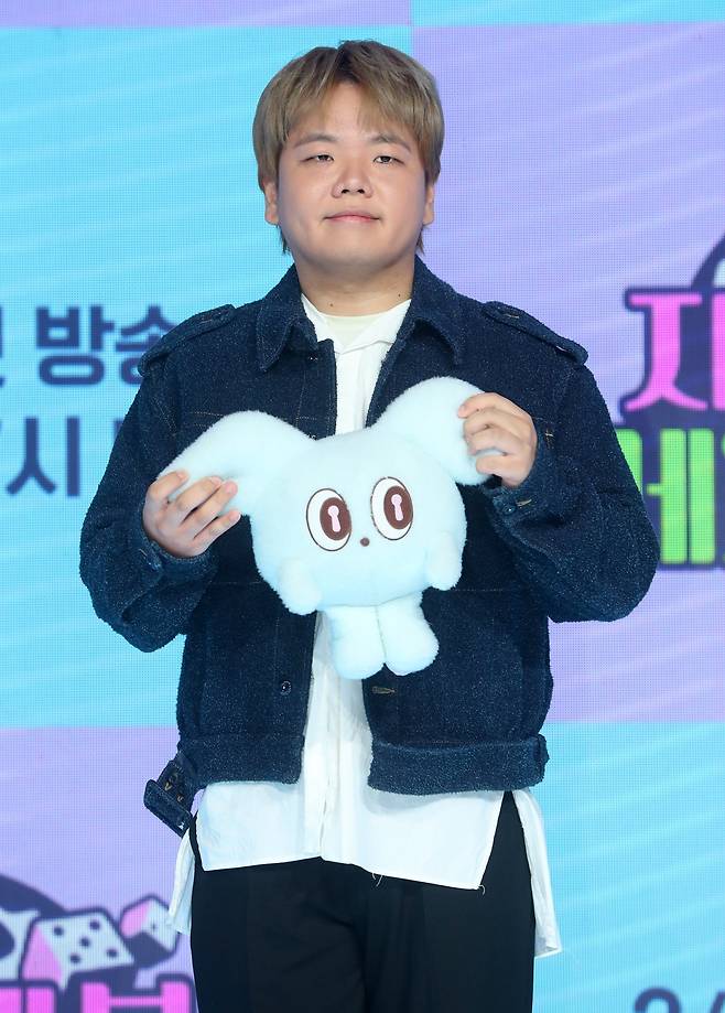 [서울=뉴시스] 김혜진 기자 = 여행 크리에이터 곽튜브가 20일 오전 서울 마포구 쇼킹케이팝센터에서 열린 ENA 예능 프로그램 ‘지구마불 세계여행3’ 제작발표회에서 포즈를 취하고 있다.  ‘지구마불 세계여행3’은 김태호 PD가 설계한 여행 부루마불 게임을 기반으로 한 예능으로, 여행 크리에이터 빠니보틀, 원지, 곽튜브가 주사위를 굴려 떠나는 모험을 그린다. 오는 22일 오후 7시 50분 첫 방송. 2025.03.20. jini@newsis.com