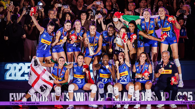 이탈리아 여자배구 대표팀 선수들이 8일 튀르키예를 꺾고 우승을 차지한 뒤 시상식에서 기뻐하고 있다. FIVB홈페이지