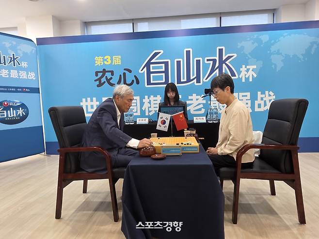 조훈현 9단(왼쪽)이 8일 중국 칭다오 농심공장에서 열린 제3회 농심백산수배 세계바둑시니어최강전 6국에서 루이나이웨이 9단과 대국하고 있다. 칭다오 | 윤은용 기자