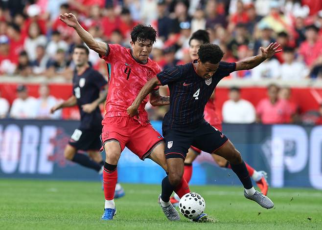 지난 7일 미국 뉴저지주 해리슨 스포츠일러스트레이티드 스타디움에서 열린 미국전에서 한국 수비수 김민재가 미국 선수를 마크하고 있다. 연합뉴스
