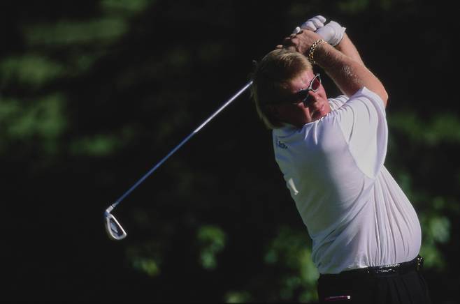 존 댈리가 1999년 5월 열린 PGA 투어 켐퍼 오픈 도중 아이언 샷을 하고 있다. 게티이미지코리아