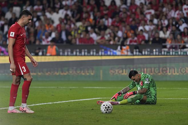 튀르키예 골키퍼 카키르와 수비수 데미랄이 8일 북중미월드컵 유럽예선 스페인전에서 6번째 골을 허용한 뒤 고개를 떨구고 있다.  AP연합뉴스
