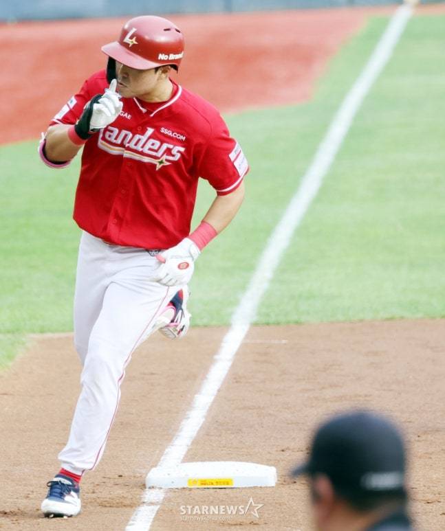 1회 투런 홈런을 날리고 베이스를 돌고 있는 한유섬. /사진=강영조 선임기자