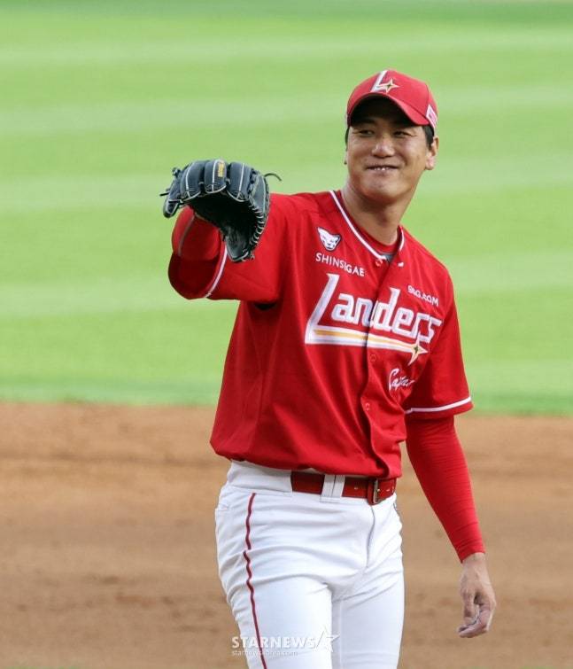 SSG 김광현이 7일 LG전에서 공을 건네받으며 미소를 짓고 있다. /사진=강영조 선임기자