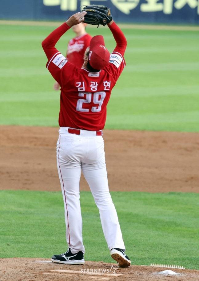 김광현이 2000탈삼진을 달성하고 감격스로운 듯한 동작을 하고 있다. /사진=강영조 선임기자