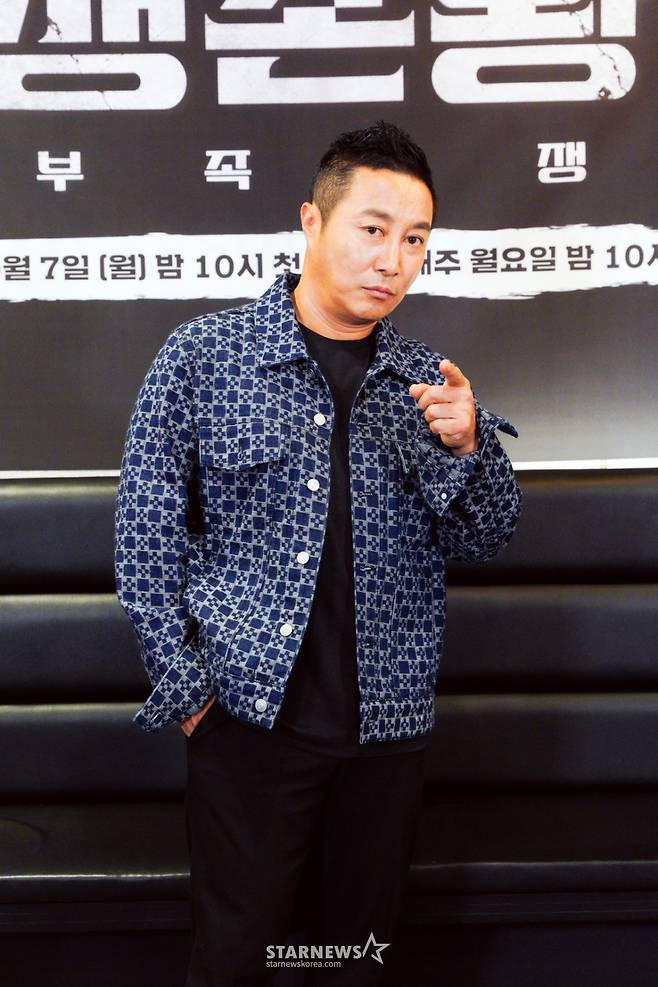 방송인 김병만이 7일 오후 온라인으로 진행된 TV CHOSUN 정글 서바이벌 '생존왕 : 부족전쟁' 제작발표회에 참석해 포즈를 취하고 있다.   '생존왕 : 부족전쟁'은 피지컬·정글·군인·국가대표 등 총 4팀으로 나뉜 12명의 정예 멤버가 정글 오지에서 10일간 자급자족으로 살아남으며 총 3라운드의 대결로 '생존 최강자'를 가리는 서바이벌 예능이다. / 사진제공 = TV조선 /사진=김창현